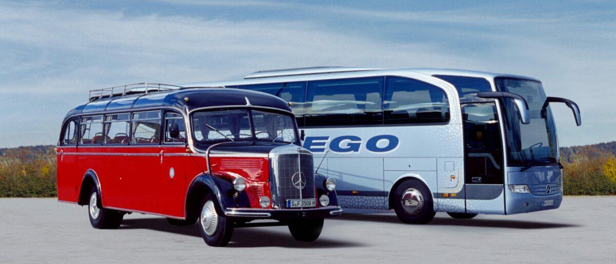Zwei Omnibusse aus Vergangenheit und Gegenwart der Marke Mercedes-Benz